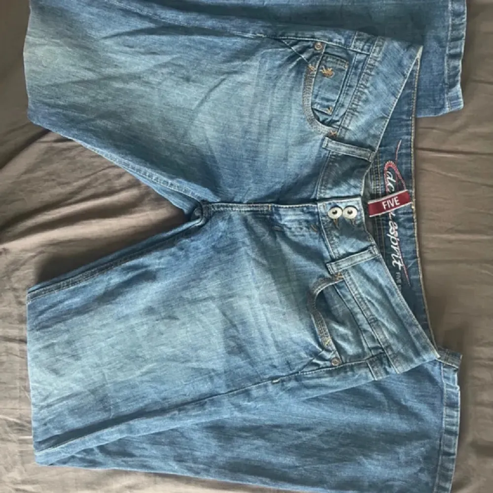 Säljer ett par klassiska blå jeansshorts från C&A. De har en normal passform med två knappar som får ens kropp att se bra ut och dragkedja fram. Shortsen har fem fickor och är perfekta för sommaren. De är i bra skick och redo för nya äventyr!. Jeans & Byxor.