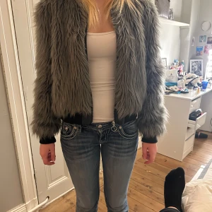 Grå pälsjacka - Säljer en supermysig grå pälsjacka. Jackan är i mycket bra skick.