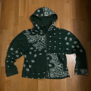 Grön Jaded London hoodie - Grön Jaded London hoodie. Small men funkar som medium. Bra skick. Pris kan diskuteras 