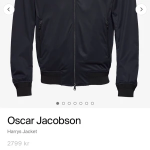 Svart jacka från Oscar Jacobson - Säljer en stilren svart jacka från Oscar Jacobson NYPRIS 2799kr mitt pris 1000kr men inte hugget i sten så kan gå ner mycket vid snabbaffär . Perfekt för höst och vår, med en normal passform. Jackan är i mycket bra skick!