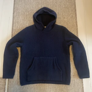 Séfr hoodie - Blå stickad hoodie från Sefr. Riktigt tjock och varm till vintern, randig stickad. Storlek L men passar M-S. Nypris runt 3000kr 