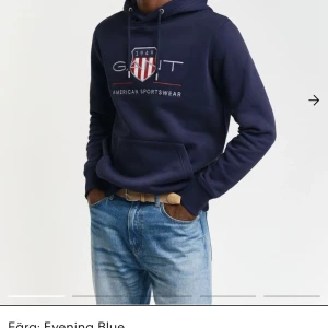 Mörkblå hoodie från GANT - Säljer en snygg mörkblå hoodie från Gant. Mycket bra skick och nypris är 1600, mitt pris är 500