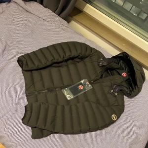 Colmar vinterjacka - Tja, säljer denna helt nya Colmar jacka i storlek 50. Pris: 2799kr. Nypris på dessa runt 5500kr. Killen på bilden är ca 180 lång. Skriv vid frågor och funderingar