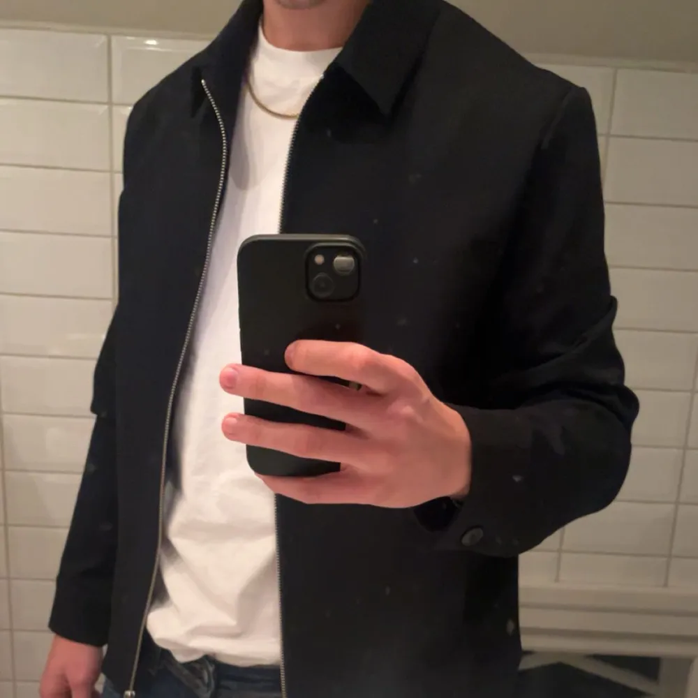 Säljer en stilren jacka från Les Deux i mycket bra skick. Helt oanvänd, bara testad. Säljer då den är för stor för mig. Nypris 1700kr. Takit.