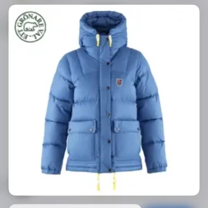 Blå dunjacka från Fjällräven - Säljer denna perfekta vinter jackan fprn fjällräven, säljer då jag har en annan vinterjacka som jag använder mer!