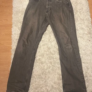 Grå jeansbyxor weekend  - Säljer ett par grå jeansbyxor i bra skick. De har en klassisk straight passform och är perfekta för vardagsbruk. Byxorna har en normal midja och är tillverkade i ett slitstarkt material. Perfekta för höst och vår!