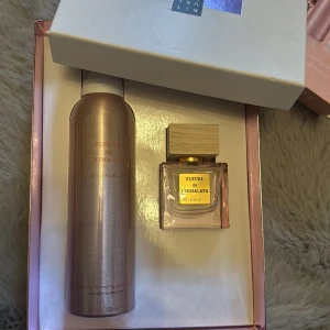 Rituals Fleurs de l'Himalaya Parfymset - Säljer ett lyxigt parfymset från Rituals med doften Fleurs de l'Himalaya. Setet innehåller en Eau de Parfum 50 ml och en skummande duschgel. Doften har inslag av vild orkidé och Himalaya-pion. Perfekt för en lyxig vardagskänsla eller som present. 