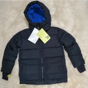 Svart pufferjacka - Säljer en svart pufferjacka i bra skick. Den är perfekt för kalla vinterdagar och har långa ärmar. Lappen kommer ej, Jackan är varm och bekväm, idealisk för både vardag och utomhusaktiviteter. Passar bra till både jeans och träningsbyxor.