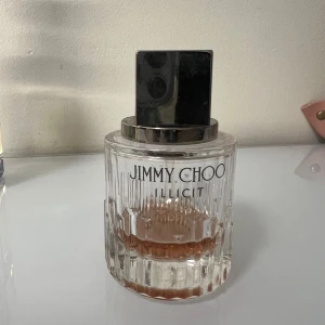 Jimmy Choo Illicit parfym - Jimmy Choo - Illicit, eau de parfum. 40ml flaska (ca 10ml kvar i flaskan) 