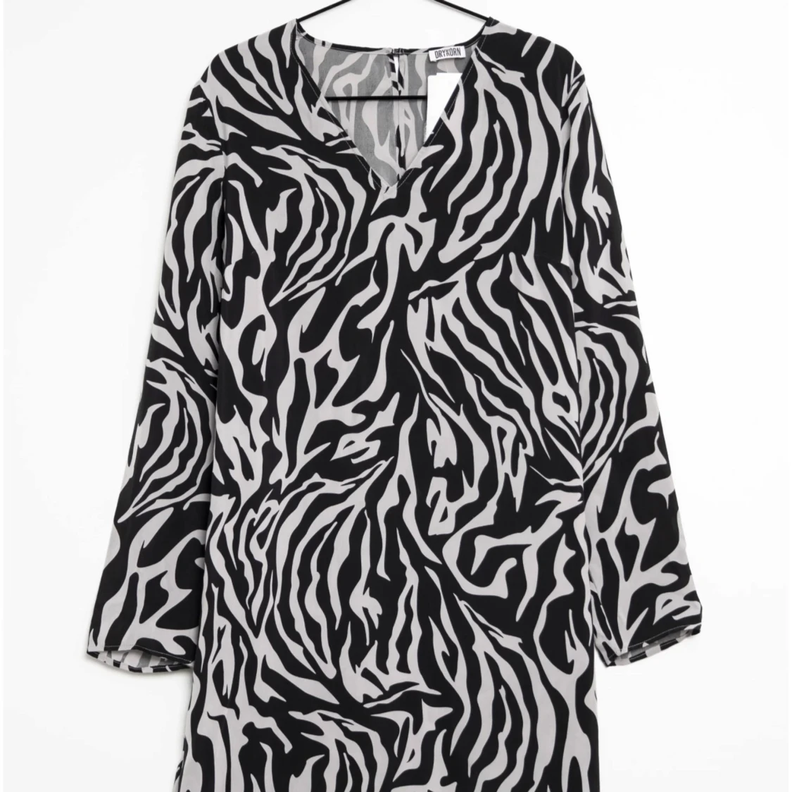 Svartvit zebramönstrad klänning