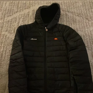 Ellesse dunjacka svart - Storlek S men passar även bra för M (jag bär M). Mycket bra skick.