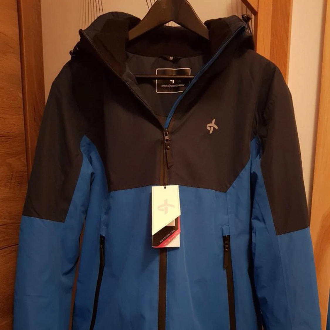 Blå och svart vindjacka