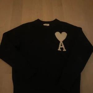 Ami tröja - Säljer nu denna riktigt feta ami tröjan som jag har ägt i ca 1 år nu. Använts väldigt väldigt försiktigt därav är den i riktigt bra skick. Ny pris på tröjan ligger på ca 4000. Säljer den då den börjar bli för liten, den är storlek xs. Självklart äkta som ni kan se på tagsen. 