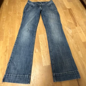 Lågmidjade långa jeans  - Säljer ett par Lågmidjade jeans i väldigt bra skick! Väldigt coola fickor✨ midjemåttet är 40cm och innerbenslängden är 85cm så passar även för längre personer! Det är bara att höra av sig vid frågor! 