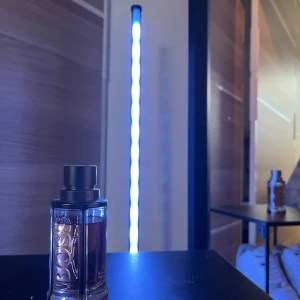 Parfym från Hugo Boss - Säljer en elegant parfym från Hugo Boss. Flaskan är stilren och genomskinlig med en metallisk kork. Doften är perfekt för både vardag och speciella tillfällen. Flaskan har en modern design med märkets logga tydligt synlig. Perfekt för den som vill ha en sofistikerad och tidlös doft. Knappt använt ❗️kom med prisförslag ❗️