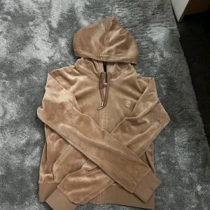beige juicy couture tröja  - hej! säljer min juicy couture tröja i bra skick, använts 4-5 gånger. inget fel med. kontakta mig för mer info och bild på🎀