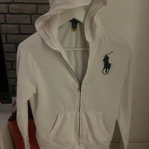 Ralph lauren zip hoodie - Storlek M (10 12) år.  Säljer pga storlek och har därmed bara använt den ca 5 gånger. Köpt på kids brandstore. Hör av vid frågor