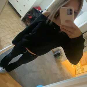 Svart oneshoulder tröja - Säljer en snygg svart oneshoulder tröja som är perfekt för både vardag och fest. Den har en bekväm passform och är supermjuk. Passar perfekt till jeans eller kjol för en stilren look. Hör av dig vid intresse!