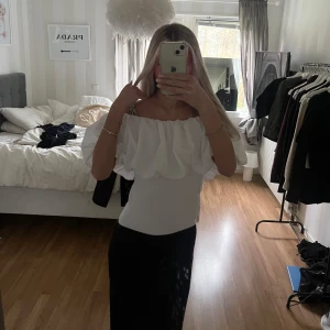 Vit offshoulder topp - Säljer en superfin vit offshoulder topp med volangdetaljer. Storlek L men passar ungefär alla storlekar, har själv S☺️helt ny från Zara