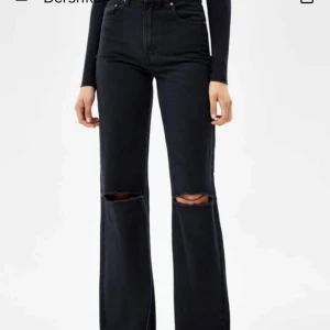 Svarta jeans med hål från Bershka - Snygga svarta jeans från Bershka med hål vid knäna. De är högmidjade och har en straight passform som ger en cool look. Perfekta för både vardag och fest! 🖤