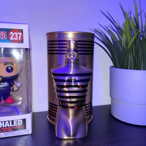 Jean Paul Gaultier Le Male Elixir - Säljer min JPG Le Male Elixir 75ml och jag har använt ungefär 15ml. Det är en söt honung/vanilj doft perfekt för vintern. Parfymen skickas i parfymkartongen.