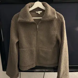 Mysig brun teddyjacka från H&M i storlek XS. Aldrig använd endast testad! Passar perfekt för höst och vinter. 