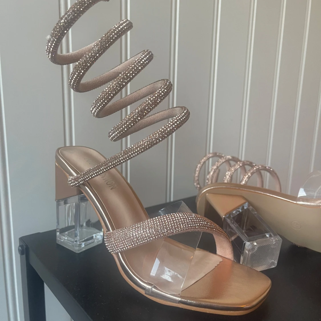 Guldiga sandaler med glittrig spiral - 90