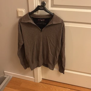 Brun tröja med dragkedja från MP - Säljer en brun tröja från MP i storlek S. Den har en dragkedja framtill och är perfekt för höst och vinter. Tröjan är i bra skick och har långa ärmar. Perfekt för en avslappnad stil! Pris kan diskuteras. 