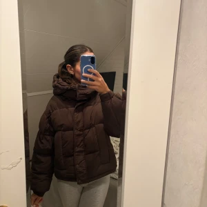 Jacka - Puffig jacka från Sixth june. Väldigt bra skick. 2 fickor med dragkedjor. Väldigt bra skick utan fläckar eller liknande, skriv privat för fler bilder💕💕 tjock jacka som är perfekt till kyliga vinterdagar