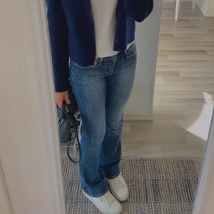Lågmidjade bootcut jeans  - Skitsnygga lågmidjade bootcut jeans som inte kommer till användning, passar mig bra i längden som är 167🩵