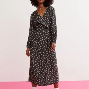 Blommig omlottklänning från H&M - Säljer en superfin blommig omlottklänning från H&M i storlek XS. Superbekväm och somrig, endast använd 1 gång (nyskick). Skriv för fler bilder🌸