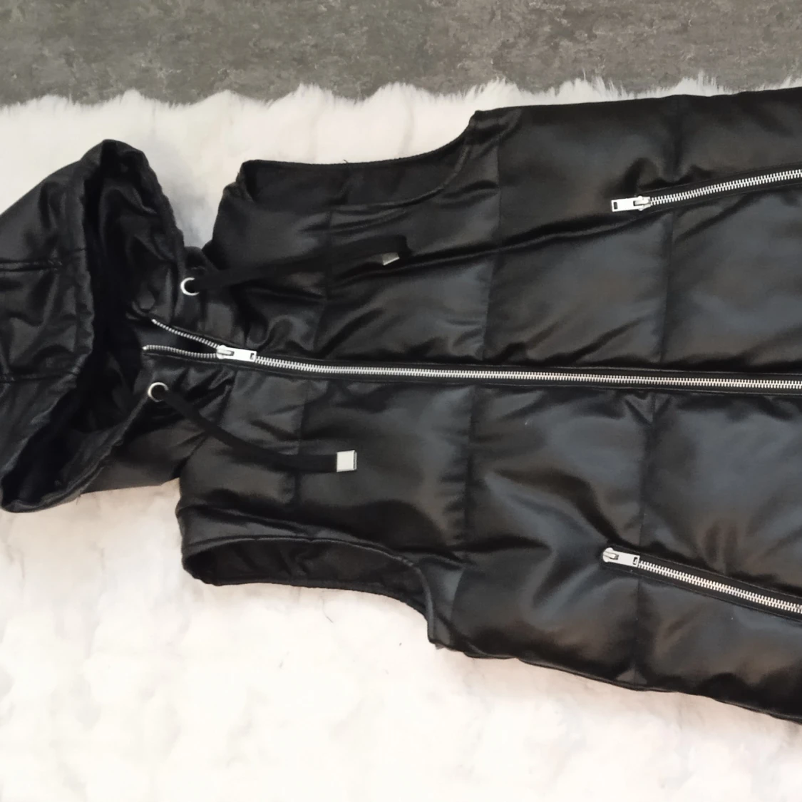 Svart dunväst med huva - 91