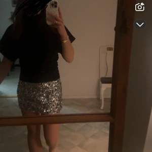 Svart glittrig fest topp med justerbara knytband och tajt midja - Perfekt till nyår, glittar så fint och sitter åt i midjan med större ärmar!