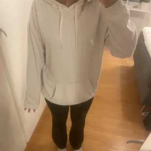 Vit hoodie  - En vit oversized hoodie i bra skick, den är i storlek M så den sitter oversized på mig som brukar ha S så skulle säga att den passar en S-M 🤍