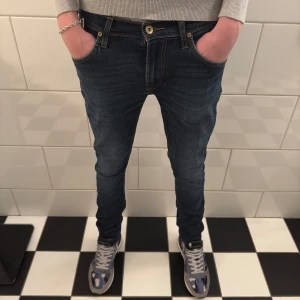 Lee jeans - Säljer ett par jeans från märker Lee, riktigt snygga och sitter väldigt bra. Modellen är 188cm. Det är mycket bra skick på jeansen. Hör av er vid intresse✌🏼