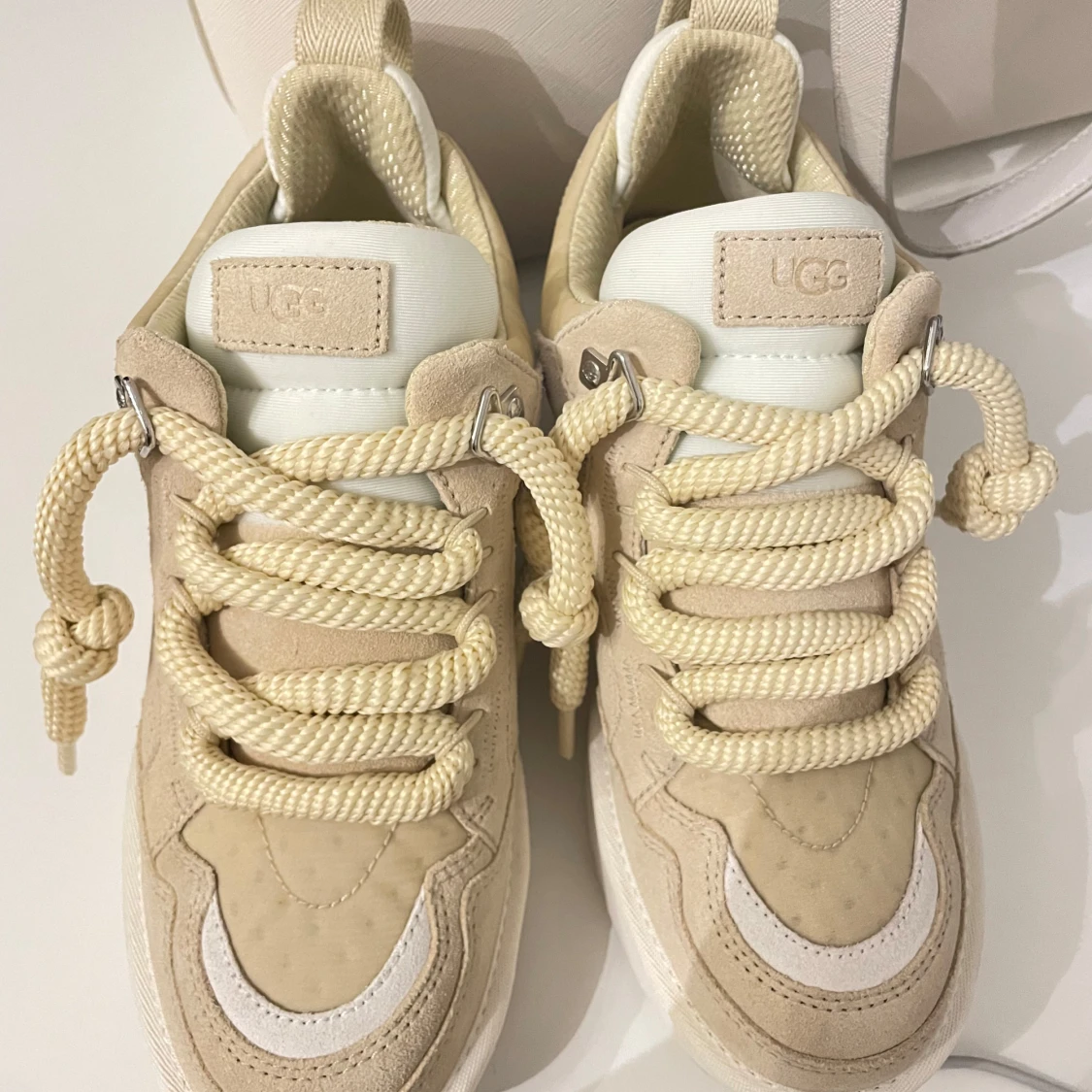 Beige sneakers från UGG - 90