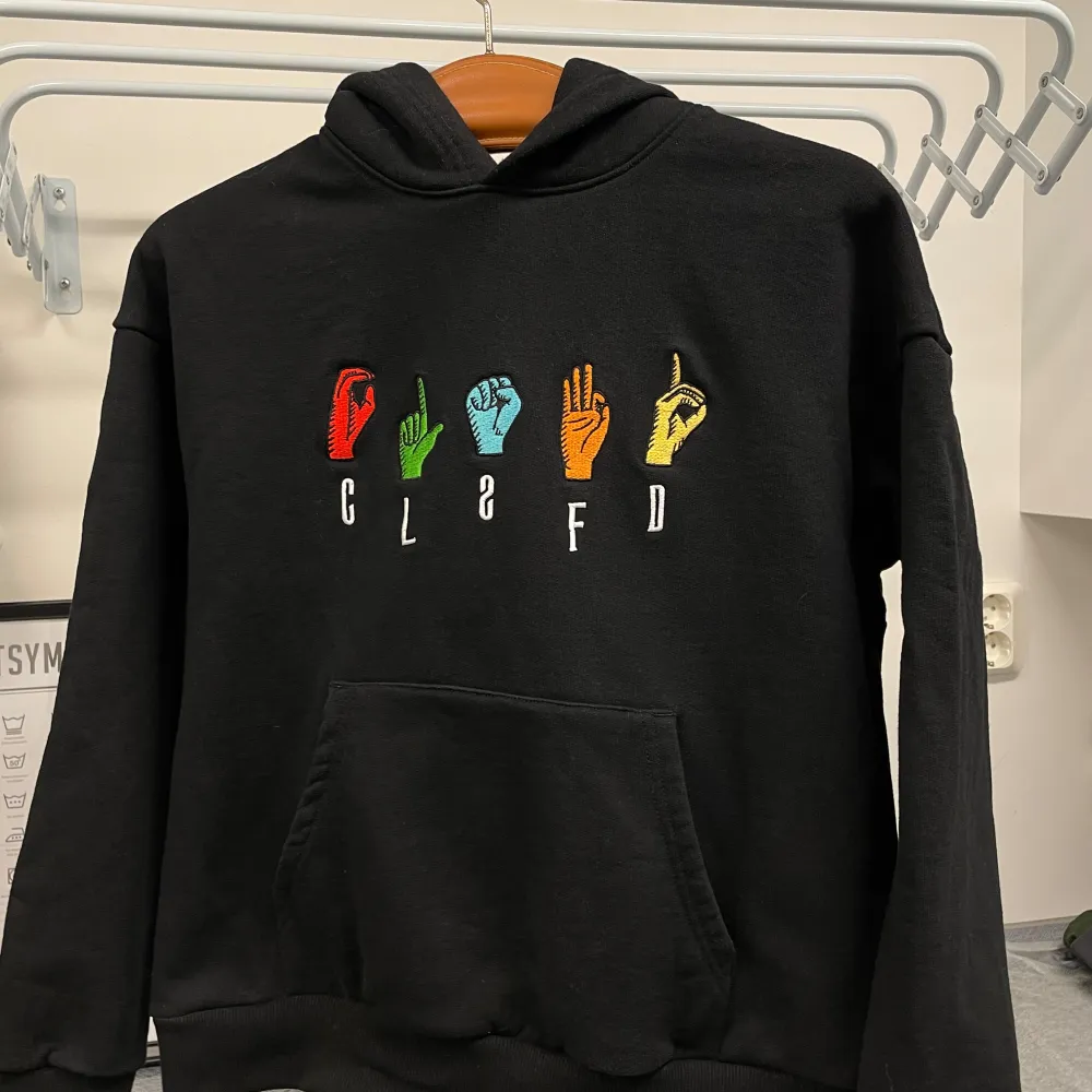 Säljer en svart hoodie från Classified. Perfekt för vintern och passar till alla tillfällen. Den har en klassisk känguruficka. Bara att kontakta mig vid frågor. Nypris: 899. Hoodies.