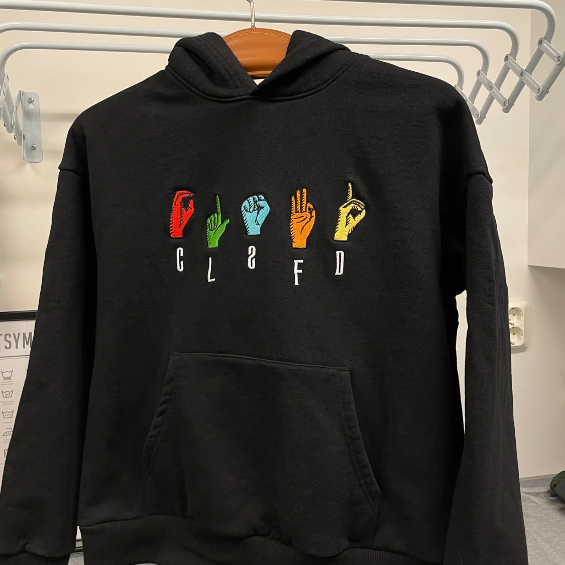 Svart hoodie från Classified
