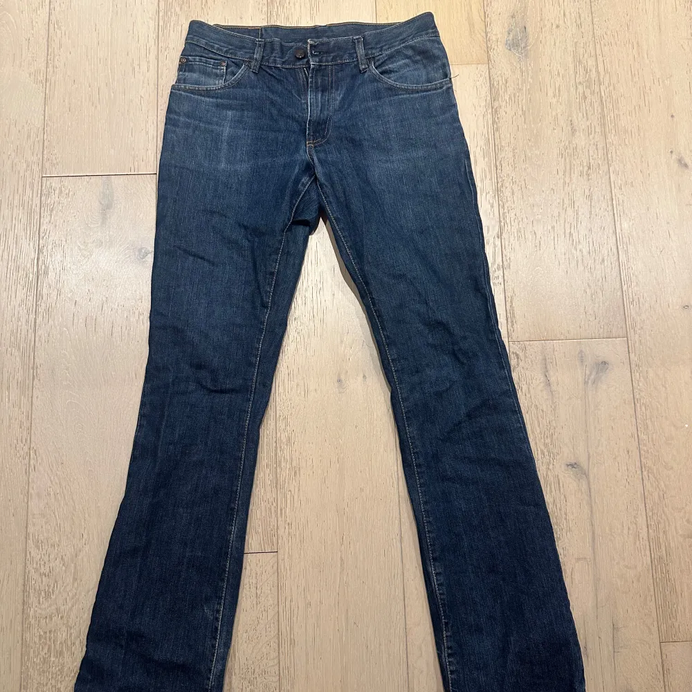 Säljer ett par as snygga mörkblå jeans som är från märket GULBLÅ, dem är köpta secondhand men är i så bra skick! Dem har jätte snygga fickor där bak som gör allt! Dem är i storlek 29 men sitter perfekt på mig som vanligtvis brukar ha storlek 38 i jeans! Jag är 173 för preferens🙌🏼 priset går att diskutera . Farkut & Housut.