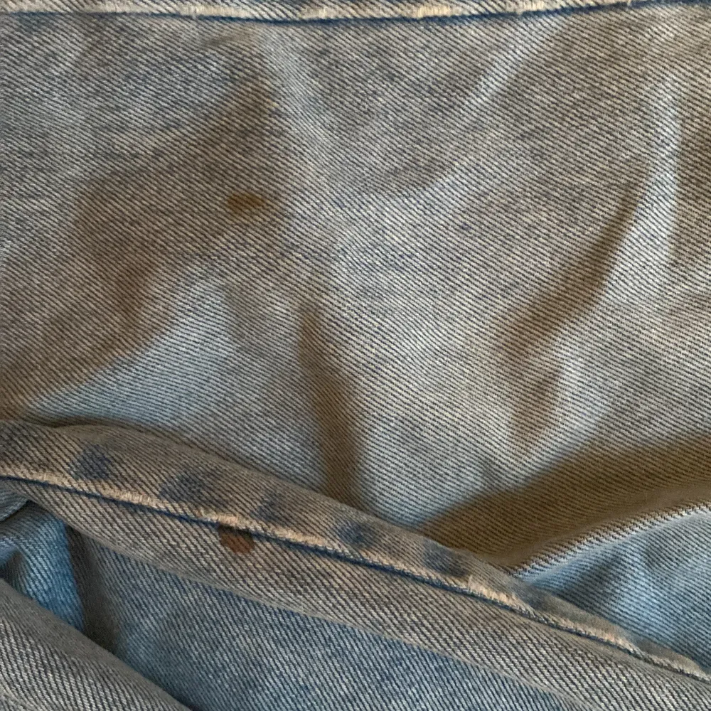 Säljer ett par blå jeans från Abrand Jeans - Slouch 28/10 Au. De har en avslappnad passform och är i ett slitet skick med några fläckar och revor. . Jeans & Byxor.