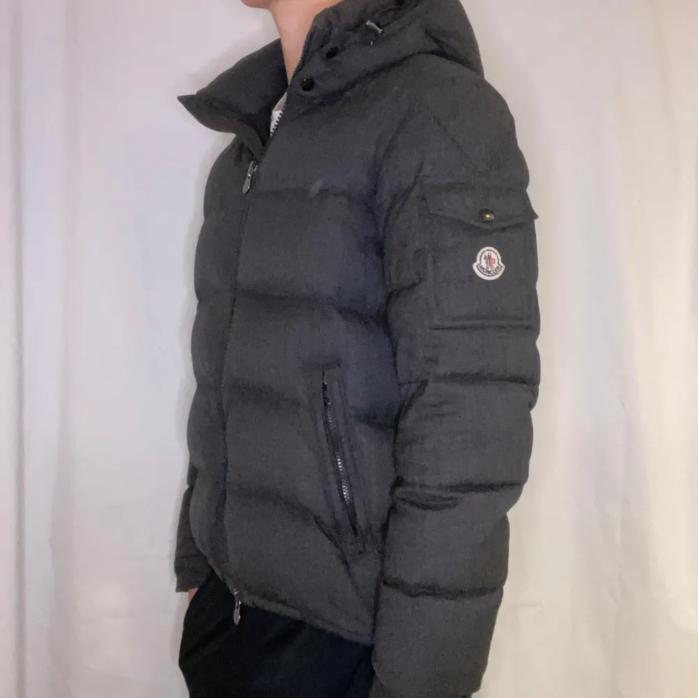 Tja! Säljer nu denna sjukt snygga Moncler jackan. Modell montgenevre. Storlek 4 passar bra för M! Modellen är ca 185. Finns lagningar här o där som sömmar som har sytts om men inget man tänker på vid användning. Nypris ca 23k. Vid frågor hör av er! . Jackor.