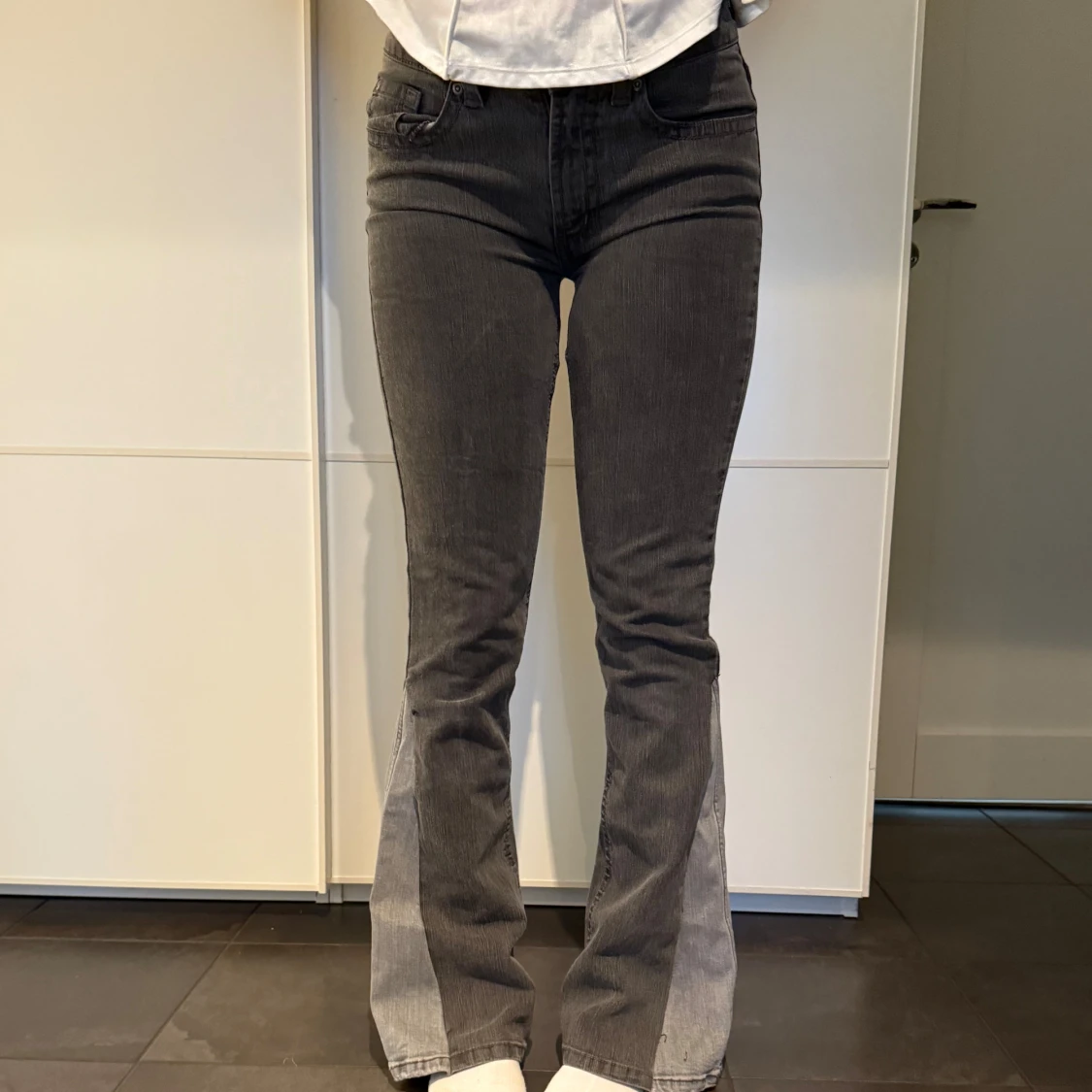 Grå jeans med broderad bakficka - 90