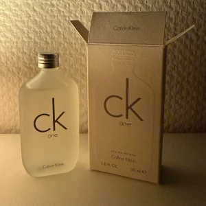 CK One Eau de Toilette från Calvin Klein - Säljer en CK One Eau de Toilette från Calvin Klein. Endast öppnad men aldrig testad. Flaskan är 50 ml. Perfekt för både vardag och speciella tillfällen.  Ett spraymunstycke ingår. Full presentation ingår. Unisexdoft som passar alla!