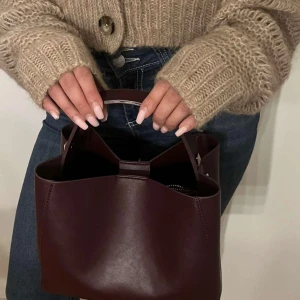 Vinröd handväska - CIA Design UF Drop 01!🤍 mörkröd handväska med söta nitar på sidan.  Följ gärna vår Instagram och tiktok (@ciadesignuf) för mer info om vårt UF samt våra väskor🤍