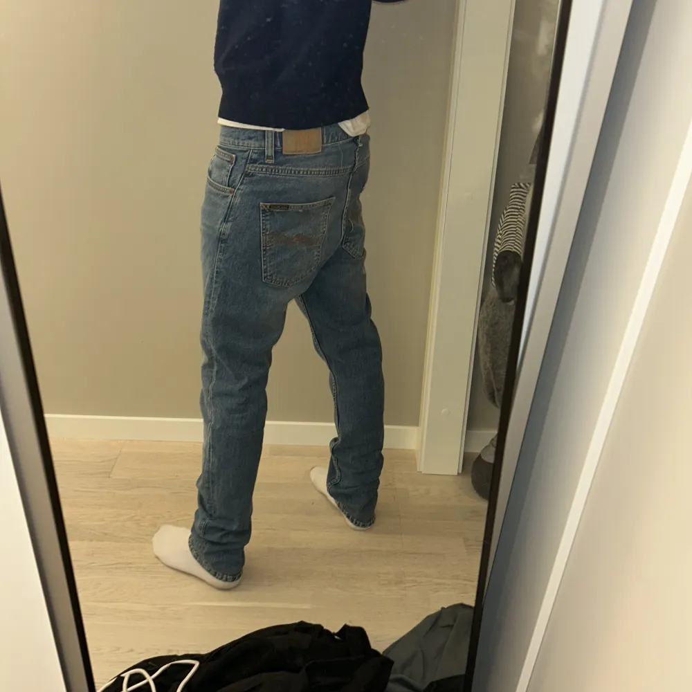 Säljer ett par snygga blå jeans från Nudie Jeans.   Perfekta för vardagsbruk med en skön passform. Modellen är grim tim i storlek 31/32 för endast 399. pris kan diskuteras vid snabb affär . Jeans & Byxor.