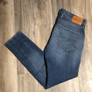 Replay Anbass  - Replay Anbass Jeans - Pris: 399kr - Storlek: W34 L32 / Längd: 104,5cm Midja: 46,5cm - Bra skick utan defekter 8/10 - Hör av er för mer information!