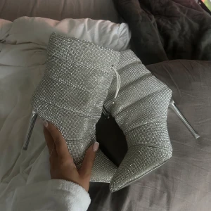 Klackar/pumps - Svinsnygga klackar/pumps ifrån STEVE MADDEN, de är aldrig använda. Perfekta till nyår, födelsedag, jul eller till enklare outfits och utgång.🪩🥳