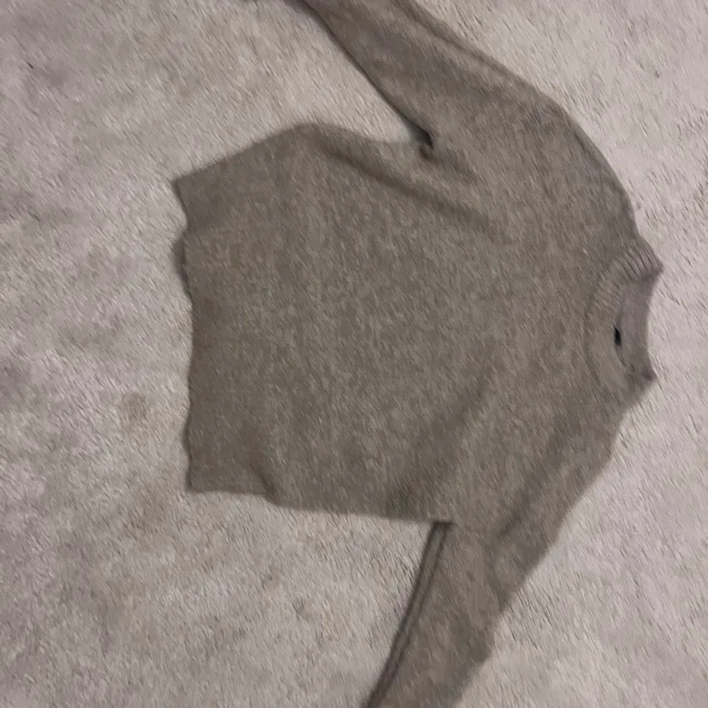 Säljer denna jätte mysiga stickad tröjan från lager 157 pris 60kr. Puserot.