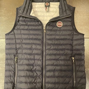 Colmar väst - Tja, nu säljer jag en colmar väst i skick 10/10, knappt använd beroende på att den är för liten. Hör av dig vid funderingar! Pris kan diskuteras!