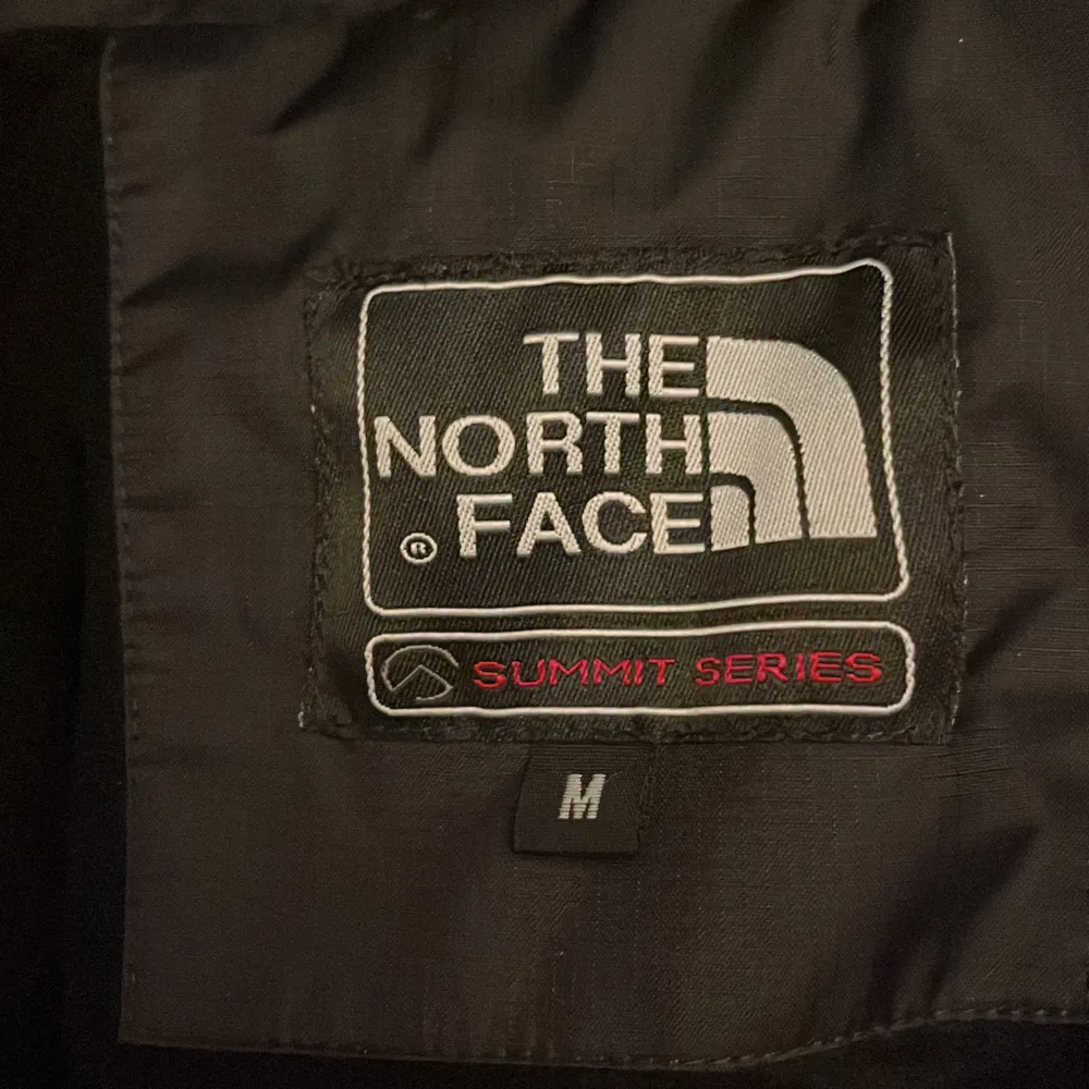 Säljer en svart regnjacka från The North Face. Jackan har en huva och dragkedja framtill. Perfekt för regniga dagar och outdoor-äventyr. Den är i mycket bra skick och passar perfekt för höst och vår. Den är i storlek M men rekommenderar storlek S. Jackan är i nyskick!. Jackor.